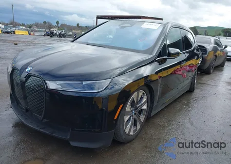 2025 BMW Ix xDrive50 z USA, uszkodzony, nr VIN WB523CF02SCT31149